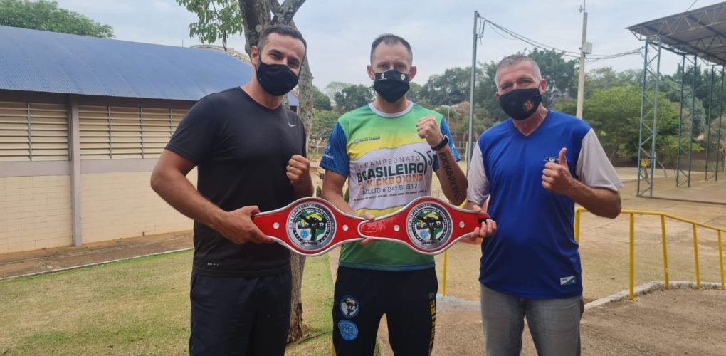 Atleta iracemapolense de Kickboxing visita Coordenadoria de Esportes