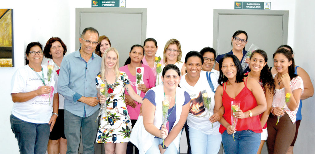 Mulheres recebem rosas no Dia da Mulher