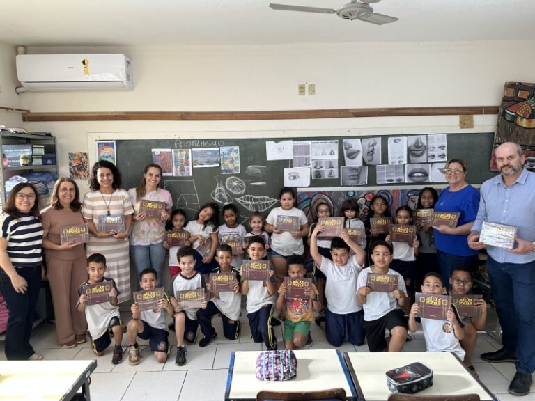 Educação entrega kits literários para alunos do 1º e 2º ano das escolas municipais