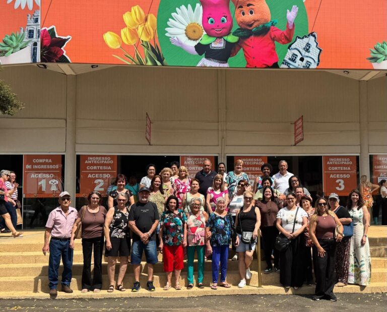 Idosos do CRAS participam de passeio cultural em Holambra