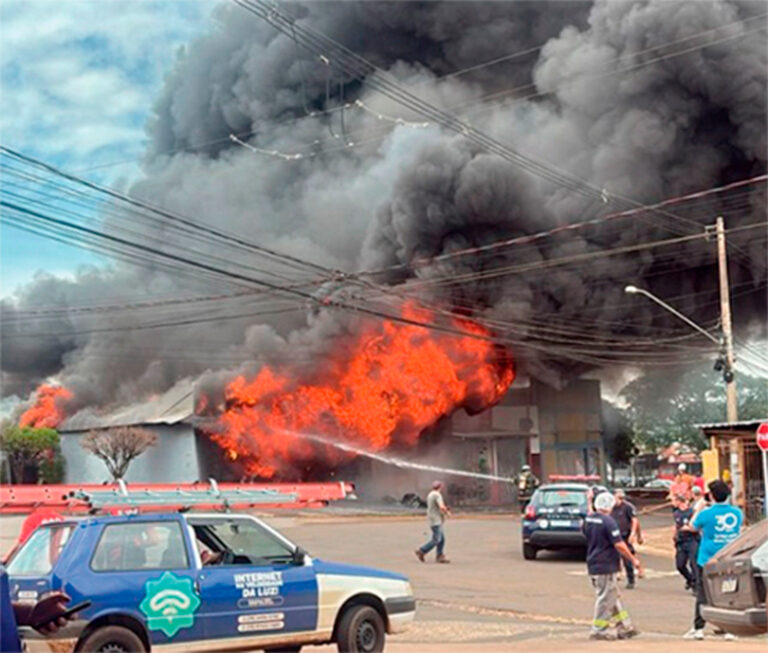 Incêndio de grandes proporções atinge lojas em Iracemápolis